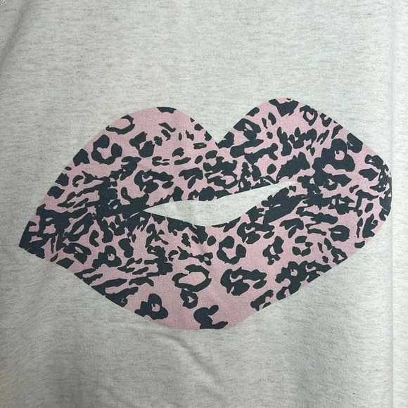 WILDFOX Leopard Lips Kiss Graphic Crewneck Long Sleeve Cream Cozy Sweater - Picture 4 of 10